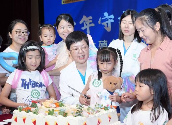 富腾优配  “鲍主任坐在阳光里，面对我焦急的询问，温柔地说：‘有希望’！”