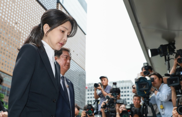 粤友优配 韩媒: 金建希成韩国首位被公开传讯的“前第一夫人”
